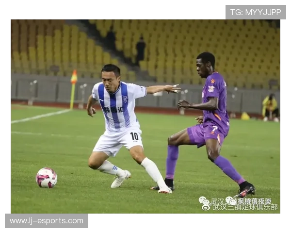 足球老将再出发 智勇双全的传奇球星穿越时光重回绿茵场